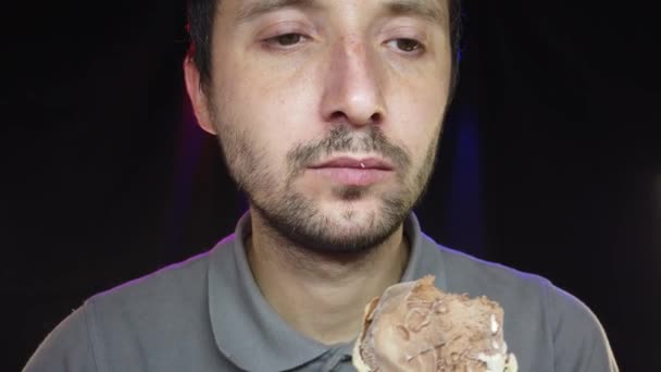 饥饿的大胡子男子吃冰淇淋的特写 — 图库视频影像
