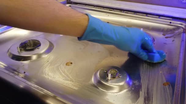 Primer Plano Las Manos Con Guantes Azules Limpiando Estufa Gas — Vídeos de Stock