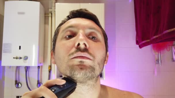 Ein Mann Badezimmer Rasiert Sich Singt Und Tanzt Gleichzeitig — Stockvideo