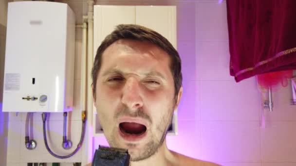 Banyoda Bir Adam Tıraş Olur Şarkı Söyler Aynı Anda Dans — Stok video