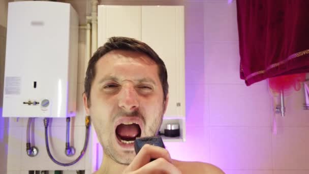 Ein Mann Badezimmer Rasiert Sich Singt Und Tanzt Gleichzeitig — Stockvideo