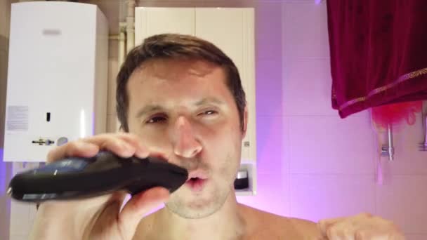 Ein Mann Badezimmer Rasiert Sich Singt Und Tanzt Gleichzeitig — Stockvideo