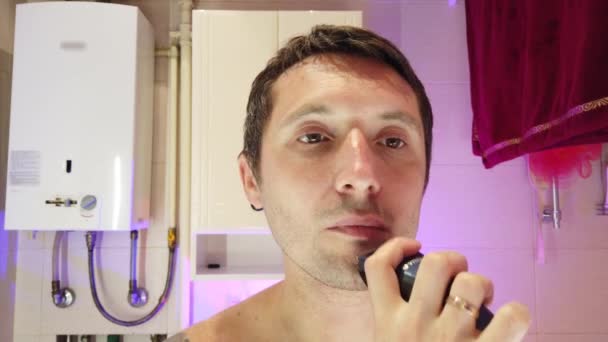 Homem Banheiro Faz Barba Canta Dança Mesmo Tempo — Vídeo de Stock