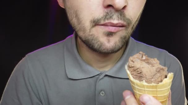 Uomo Con Barba Corta Mangia Gelato Una Tazza Primo Piano — Video Stock