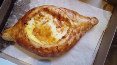 Adjarian Khachapuri ulusal yemeği, yumurta ekmeği ve peynir
