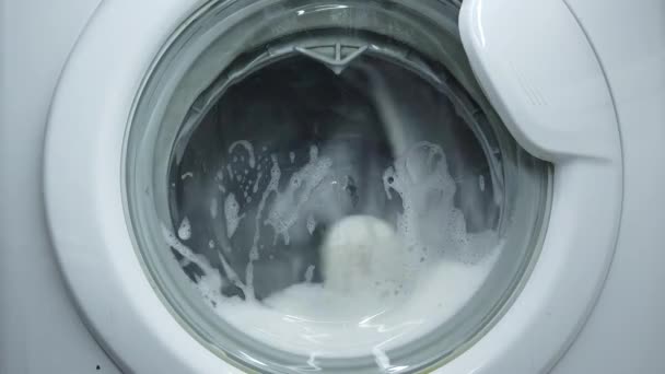 세탁기는 더러운 세탁기에서 빨래를 회전하는 세탁기의 비디오닫기 — 비디오