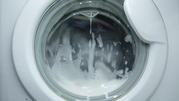 Witte Wasmachine Wast Vuile Kleurrijke Kleren Waskleding Huishoudelijke Wasmachine Close — Stockvideo