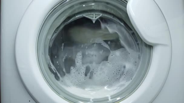 Witte Wasmachine Wast Vuile Kleurrijke Kleren Waskleding Huishoudelijke Wasmachine Close — Stockvideo