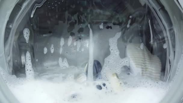 Witte Wasmachine Wast Vuile Kleurrijke Kleren Waskleding Huishoudelijke Wasmachine Close — Stockvideo