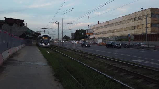 Juni 2020 Moscow Russia Moderne Tram Gaat Langs Route — Stockvideo