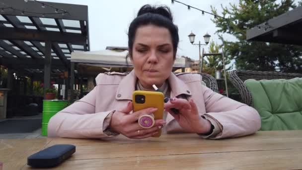 Lány Várja Rendelést Verandán Étteremben Megfelel Egy Beszélgetés Dohányzik Egy — Stock videók