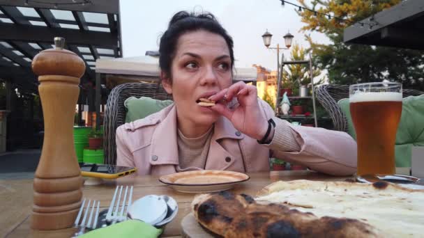 Dziewczyna Werandzie Włoskiej Restauracji Świeżym Powietrzu — Wideo stockowe