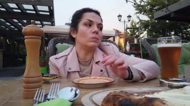 Κορίτσι Τρώει Στη Βεράντα Του Ιταλικού Υπαίθριου Εστιατορίου — Αρχείο Βίντεο