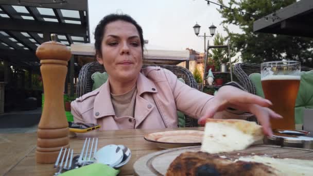 Fille Mange Sur Véranda Restaurant Italien Plein Air — Video