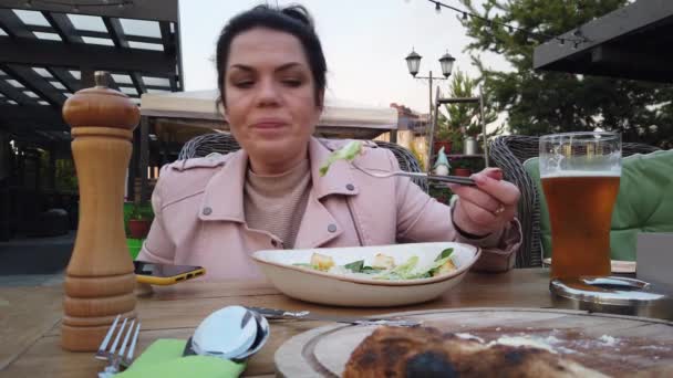 Дівчата Їдять Веранді Італійського Відкритого Ресторану — стокове відео