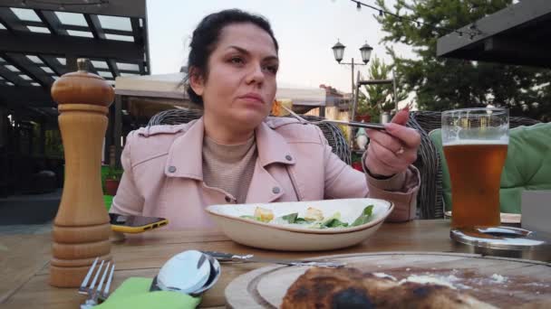 Flicka Äter Verandan Den Italienska Utomhusrestaurangen — Stockvideo