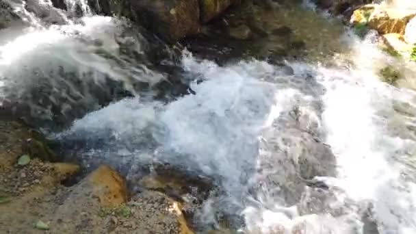 Bublající Vodopád Malé Řece — Stock video