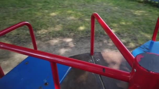 Parque infantil vazio, alegre-go-round sem crianças — Vídeo de Stock