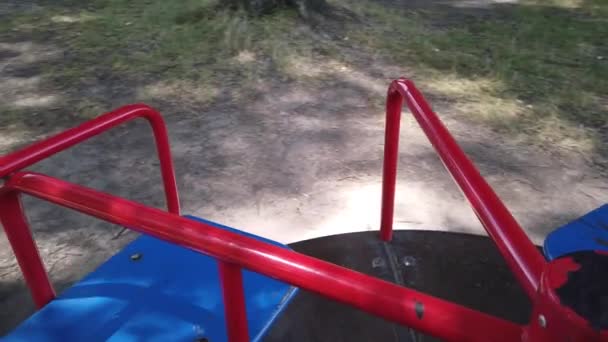 Leerer Spielplatz, Karussell ohne Kinder — Stockvideo