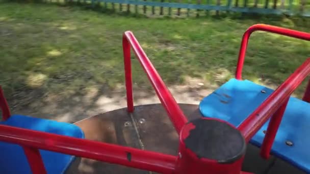Tomt lekplats, karusell utan barn — Stockvideo