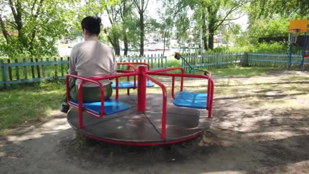 Menina Adulta Gira Carrossel Parque Infantil — Vídeo de Stock