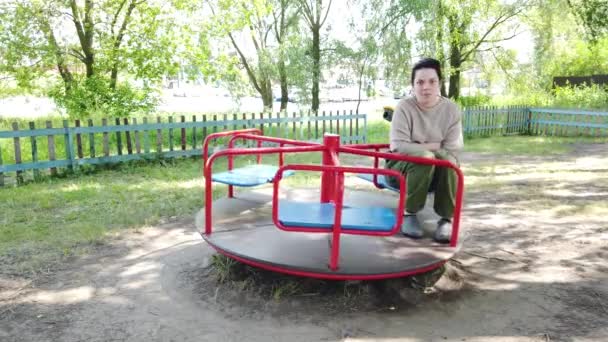 Yetişkin Kız Oyun Parkının Atlıkarıncasında Dönüyor — Stok video