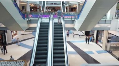 19 Temmuz 2020, METROPOLIS AVM, MOSCOW, RUSSA: Alışveriş merkezindeki yürüyen merdivenlerdeki insanlar