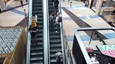 19 Temmuz 2020, METROPOLIS AVM, MOSCOW, RUSSA: Alışveriş merkezindeki yürüyen merdivenlerdeki insanlar