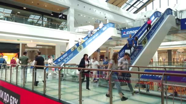 Lipiec 2020 Metropolis Shopping Center Moscow Russia Ludzie Ruchomych Schodach — Wideo stockowe