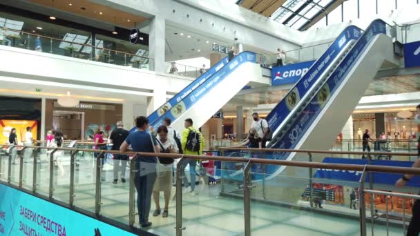 Juli 2020 Metropolis Shopping Center Moskau Russland Menschen Auf Rolltreppen — Stockvideo