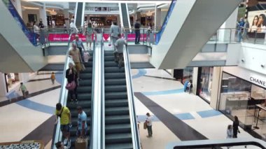 19 Temmuz 2020, METROPOLIS AVM, MOSCOW, RUSSA: Alışveriş merkezindeki yürüyen merdivenlerdeki insanlar