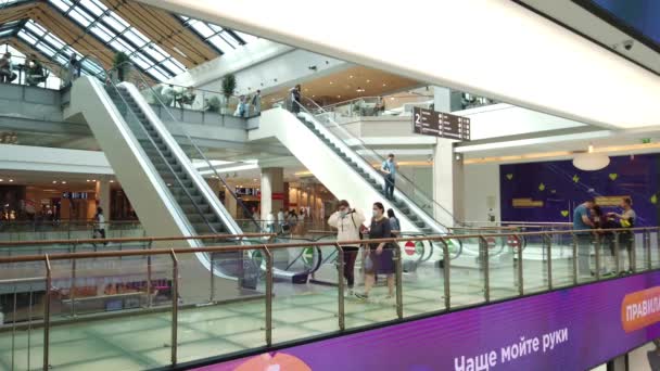 Juli 2020 Metropolis Shopping Center Moskau Russland Menschen Auf Rolltreppen — Stockvideo