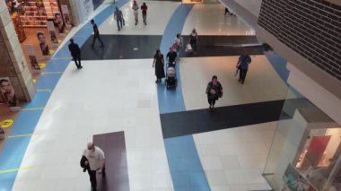 Alışveriş merkezinde yürüyen insanlar..