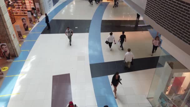 在购物中心中心散步的人 — 图库视频影像