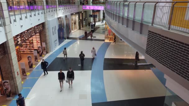 在购物中心中心散步的人 — 图库视频影像