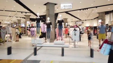 19 Temmuz 2020, METROPOLIS Alışveriş Merkezi, MOSCOW, RUSSA: Kızlar bir giyim mağazasında alışverişe gider
