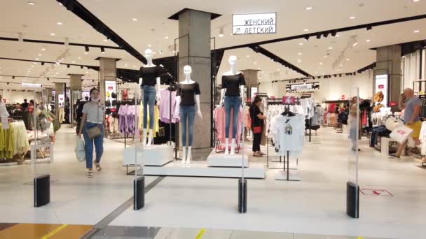 Juli 2020 Metropolis Shopping Center Moscow Russie Meisjes Gaan Winkelen — Stockvideo