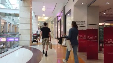 19 Temmuz 2020, METROPOLIS AVM, MOSCOW, RUSSA: Alışveriş merkezinde yürüyen insanlar,.