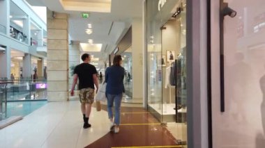 19 Temmuz 2020, METROPOLIS AVM, MOSCOW, RUSSA: Alışveriş merkezinde yürüyen insanlar,.