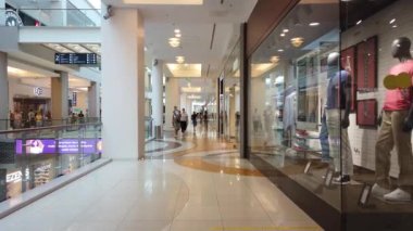 19 Temmuz 2020, METROPOLIS AVM, MOSCOW, RUSSA: Alışveriş merkezinde yürüyen insanlar,.