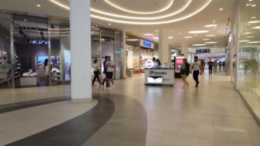 19 Temmuz 2020, METROPOLIS AVM, MOSCOW, RUSSA: Alışveriş merkezinde yürüyen insanlar,.