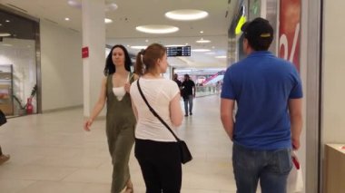 19 Temmuz 2020, METROPOLIS AVM, MOSCOW, RUSSA: Alışveriş merkezinde yürüyen insanlar,.