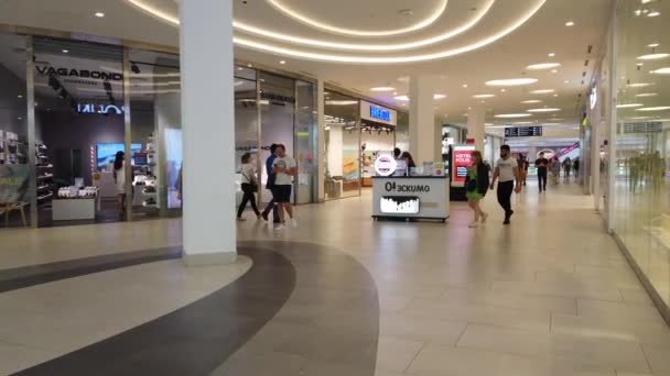 19 JULIO 2020, METROPOLIS SHOPPING CENTER, MOSCÚ, RUSIA: Caminando por el centro comercial, la gente camina por el centro comercial. — Vídeo de stock