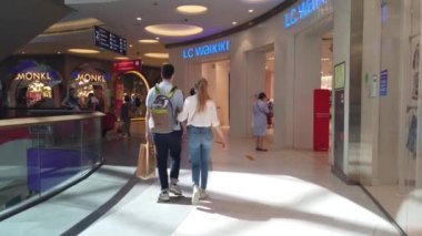 19 Temmuz 2020, METROPOLIS AVM, MOSCOW, RUSSA: Alışveriş merkezinde yürüyen insanlar,.