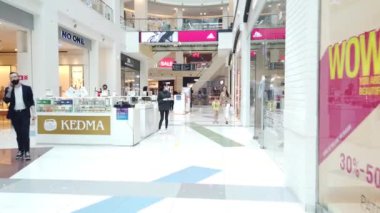 19 Temmuz 2020, METROPOLIS AVM, MOSCOW, RUSSA: Alışveriş merkezinde yürüyen insanlar,.