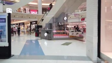 19 Temmuz 2020, METROPOLIS AVM, MOSCOW, RUSSA: Alışveriş merkezinde yürüyen insanlar,.