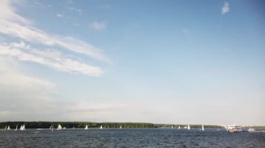 Su deposunda bir sürü yelkenli var.