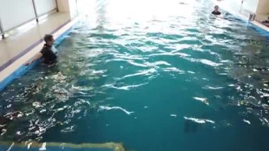 26 Temmuz 2020, MOSKVARIUM, MOSCOW, RUSSIA: Kızlar yunuslarda eğitilmiş yunuslarla yüzerler