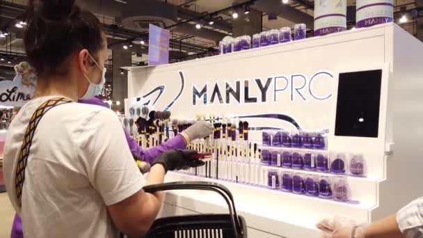 Agosto 2020 Metropolis Moscow Rússia Menina Loja Cosméticos Perfume Escolhe — Vídeo de Stock