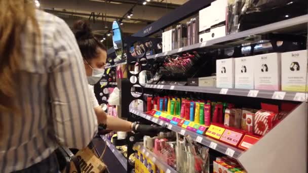 Agosto 2020 Metropolis Moscú Rusia Chica Tienda Cosméticos Perfumes Elige — Vídeo de stock